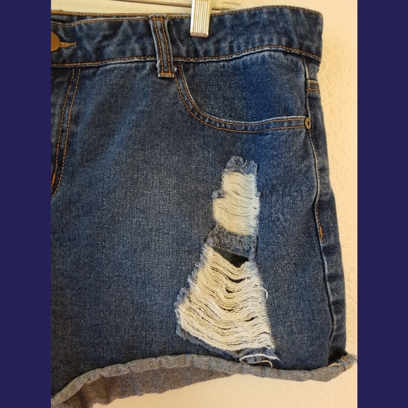Forever 21 Plus Sizes Distressed Jean Shorts Sz 16 - Picture 5 of 5